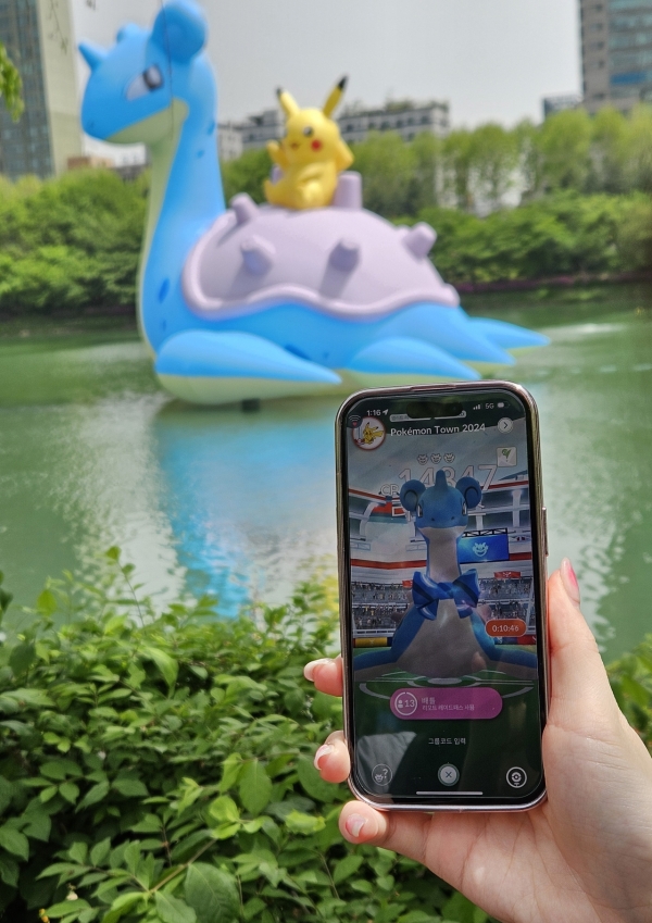 석촌호수 일대의 레이드배틀에서 ‘스카프를 한 라프라스’가 등장, 운이 좋으면 색이 다른 ‘스카프를 한 라프라스’를 만날 수 있다