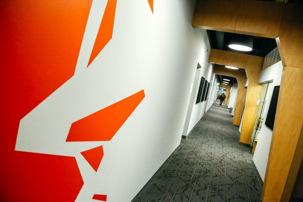 '게이브 뉴웰'의 전화는 2020년 사망한 창립 멤버 중 한 명인 랜던 몽고메리(Landon Montgomery)가 남긴 수기를 참조한 것, 수기에는 1998년 당시의 희귀한 사진도 게재되어 있다