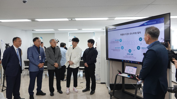 <사진> 유인촌 장관, 게임이용자 및 전 프로게이머 홍진호, 프로게이머 문호준 씨 등과 함께 확률형 아이템 정보공개 제도 현황 점검 위한 일일 모니터링단으로 활동