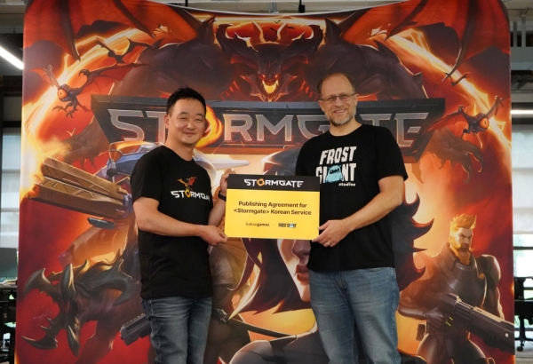 (좌측부터)카카오게임즈 김상구 사업 본부장과 프로스트 자이언트 스튜디오 팀 모튼 대표
