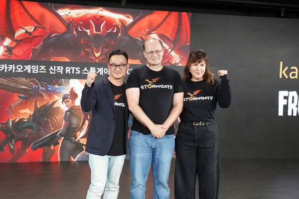 <사진> 김상구 카카오게임즈 사업본부장, 팀 모튼 프로스트 자이언트 대표, 카라 라포지 프로스트 자이언트 사업책임자