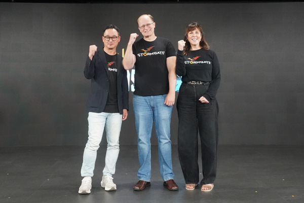 <사진> 김상구 카카오게임즈 사업본부장, 팀 모튼 프로스트 자이언트 대표, 카라 라포지 프로스트 자이언트 사업책임 (제공-카카오게임즈)