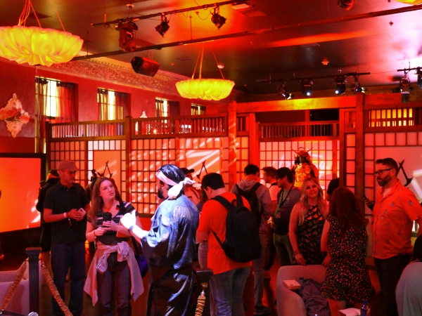 조명으로 인해 붉은색으로 변해버렸지만, 유비소프트가 '어쌔신 크리드: 섀도우즈'와 '스타워즈 아웃로'의 게임플레이를 공개한 벨라스코 극장(Belasco Theater). 실제 게임을 보면 역시나 두 게임 모두 재미있을 것 같다.