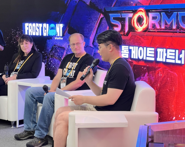 (왼쪽부터) 카라 라포지 사업책임자, 팀 모튼 대표, 티미 류 콘셉트 아티스트