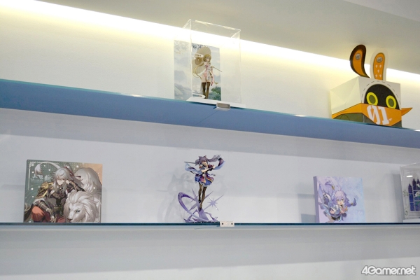 천장에 배치된 '호요버스' 모양의 조명이 특징적인 리셉션 공간. 다양한 굿즈와 수상 기념품도 놓여 있다.