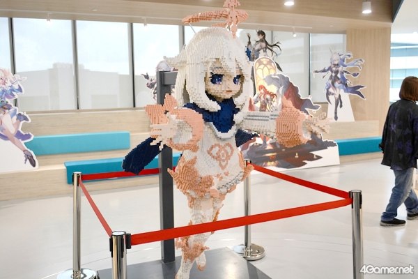 도쿄 사무실이나 상하이의 미호요와 비교해 싱가포르 사무실에서만 볼 수 있는 재미있는 전시는 블록으로 만든 거대한 페이몬이다. 재현도가 대단하지만, 분명 여행자보다 더 클 것이다.