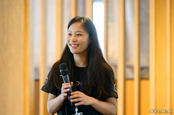 전 세계에서 모인 미디어를 맞이하는 호요버스의 글로벌 PR 책임자(상단)와 글로벌 사업 총괄(하단)