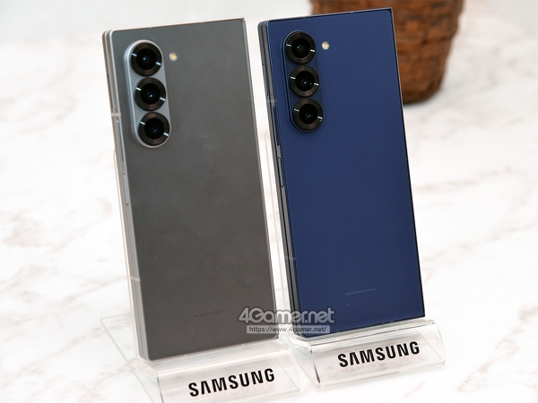 폴드6의 SIM 잠금 해제 모델의 색상은 실버 섀도우(왼쪽)와 네이비(오른쪽)의 2가지 색상 외에 삼성 공식 스토어 한정으로 그라프티드 블랙과 화이트가 제공된다.