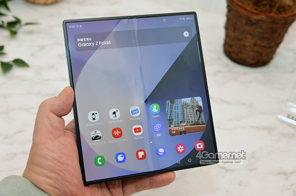 폴드6의 메인 디스플레이. 기존 모델보다 개선됐지만, 비스듬히 보면 약간 접힌 부분이 눈에 띈다.