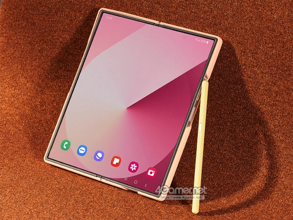 폴드6은 기존 모델에 이어 S펜 입력에 대응