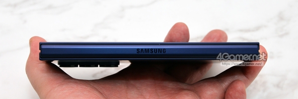 접은 상태의 힌지 부분. 기존 모델보다 1.3mm나 얇아졌다.