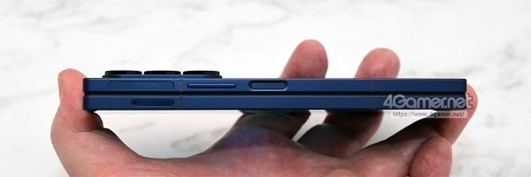 힌지 반대편에 볼륨 조절 버튼과 [전원/절전] 버튼, SIM 카드 슬롯을 탑재