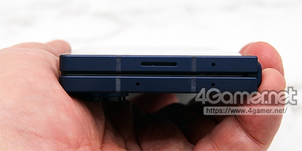 상면에는 스피커 구멍과 마이크 구멍이 나란히 배치되어 있다.