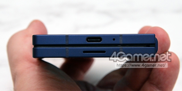 하단에는 USB C타입과 스피커 구멍 및 마이크 구멍을 탑재했다.