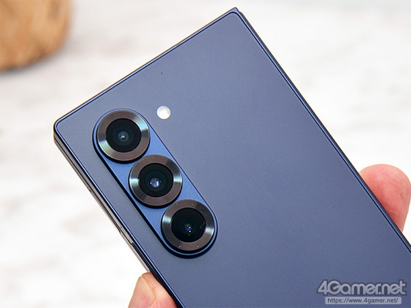 아웃 카메라 구성은 기존 제품인 폴드5와 동일하다