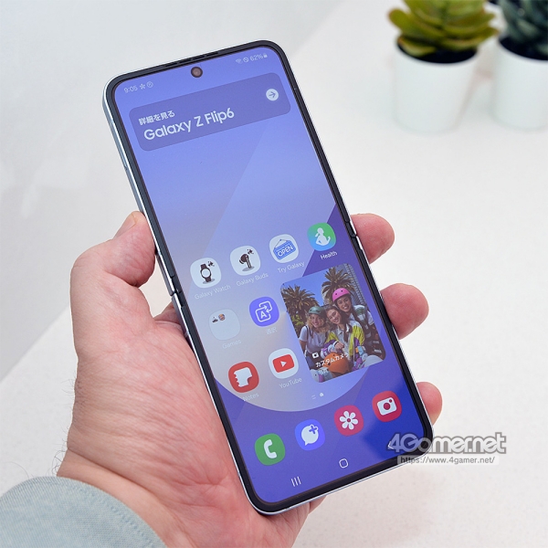 플립6의 메인 디스플레이. 중앙의 접힌 부분이 상당히 눈에 띄지 않게 됐다.