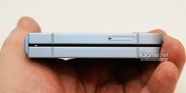 닫은 상태의 왼쪽 면. SIM 카드 슬롯을 갖추고 있다.