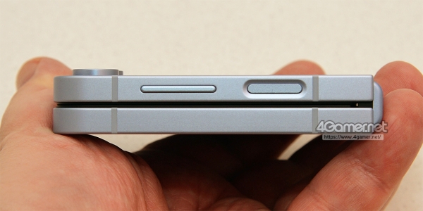 오른쪽 측면에는 볼륨 조절 버튼과 전원/절전 버튼이 배치됐다.