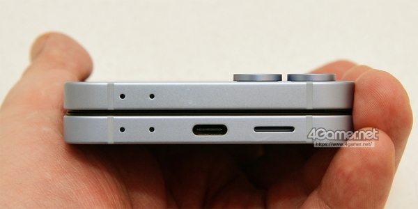 닫힌 상태의 하단에는 USB C타입 포트와 스피커 구멍, 마이크 구멍이 있다.