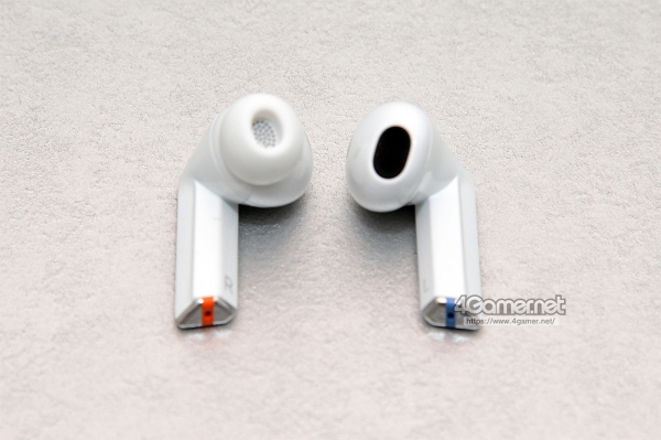 이어팁이 있는 갤럭시 버즈3 프로(왼쪽)와 귀에 꽂는 갤럭시 버즈3(오른쪽)