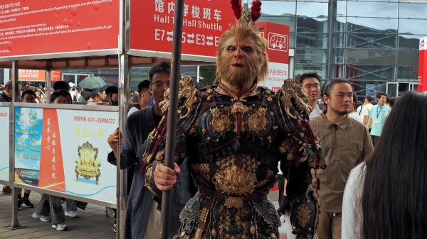 행사장을 걷고 있던 '검은 신화: 오공'의 모습.