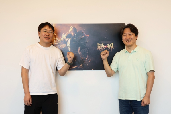 (왼쪽부터) 컴투스홀딩스 '전계: 제노니아' 백태현 프로듀서와 오영학 사업본부장