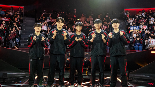 <사진> T1 롤드컵 우승 스킨 출시 이벤트 현장. 페이커 이상혁 대신 로치 김강희 코치가 나섰다. (출처-T1 X)