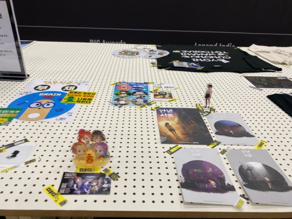 무더위를 조금이나마 해소시켜 줄 부채와 귀여운 아크릴 스탠드도 보인다