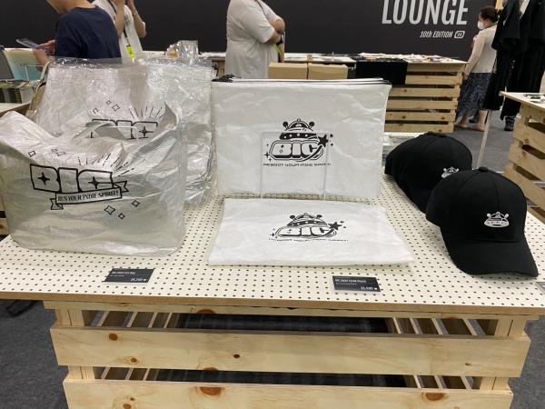 머그컵과 모자, 굿즈를 담고 다닐 넉넉한 에코백까지