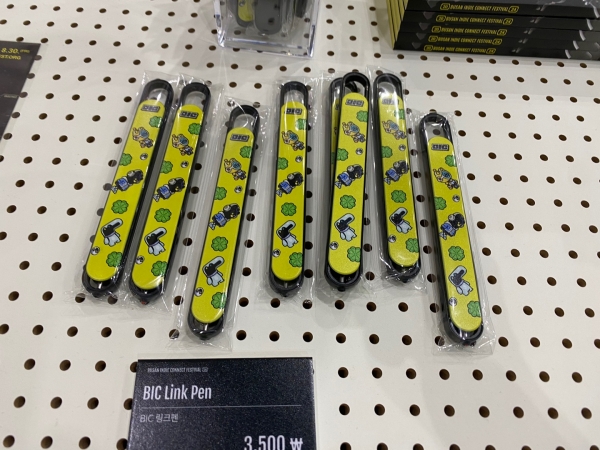 마스킹 테이프와 링크펜, 실용적인 굿즈가 가득하다