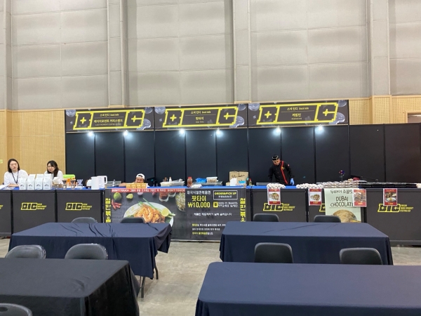 코를 자극하는 이곳은 행사장의 먹거리, 푸드존