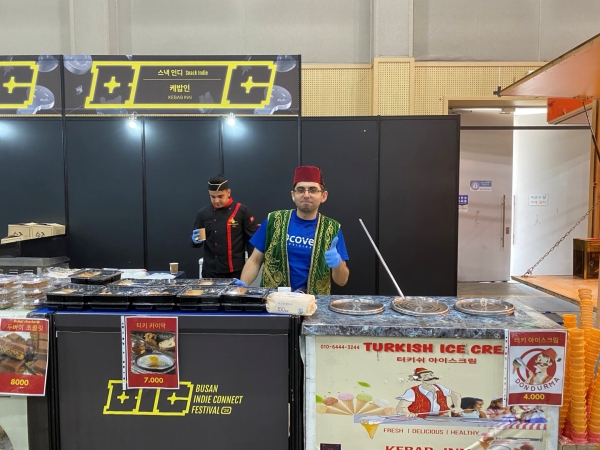 BIC에서 맛보는 튀르키예 음식, 케밥과 카이막. 옆에는 태국음식 팟타이까지 있다