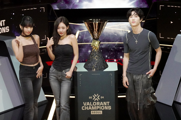 <사진> '발로란트' 챔피언스 서울 주제곡을 부른 키오프의 나띠와 쥴리, 갓세븐의 마크