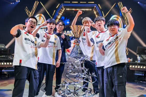 <사진> 발로란트 챔피언스 우승컵을 가져간 EDG (제공-라이엇)
