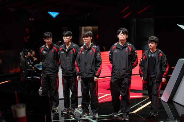 <사진> 2024 LCK 서머 플레이오프 2라운드에서 대결을 펼치는 한화생명e스포츠와 T1