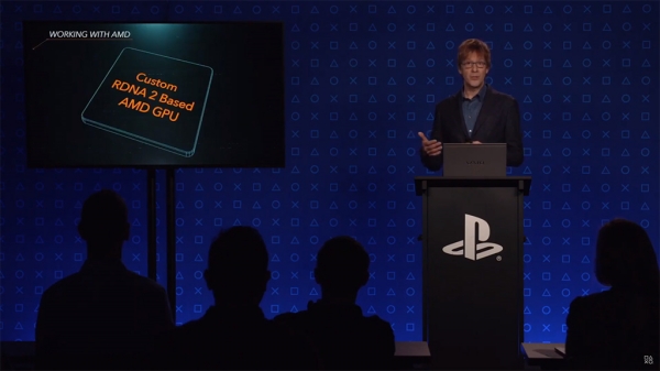 2020년 봄 PS5 발표 행사 때 연단에 선 마크 서니