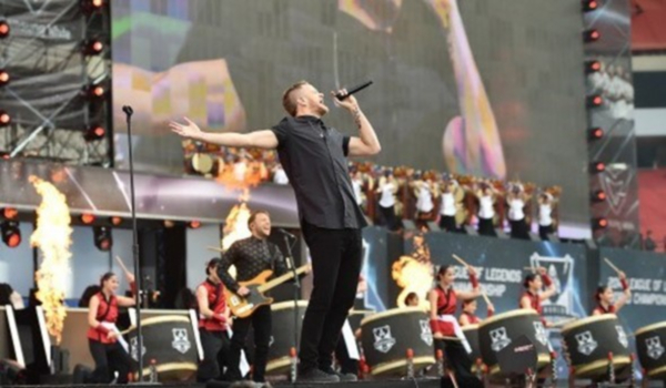 2014 리그 오브 레전드 월드 챔피언십 결승전 세리머니에서 주제곡 Warriors를 부르고 있는 이매진 드래곤스(출처 : 라이엇 게임즈 e스포츠 플리커)