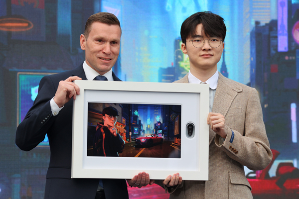 <사진> 지난 6월 '리그오브레전드' 전설의 전당 공식 후원사인 벤츠에게 차량을 선물 받은 페이커 이상혁