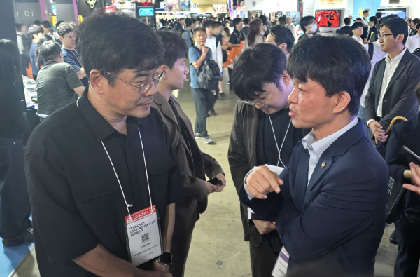 한국게임산업협회 강신철 협회장(왼쪽)과 용호성 차관