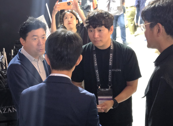 문화체육관광부 용호성 차관이 네오플 윤명진 대표와 인사를 나누고 있다