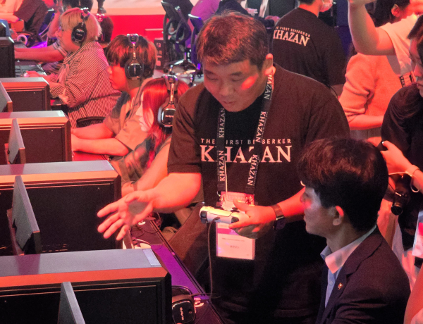 관계자의 설명을 듣는 문화체육관광부 용호성 차관