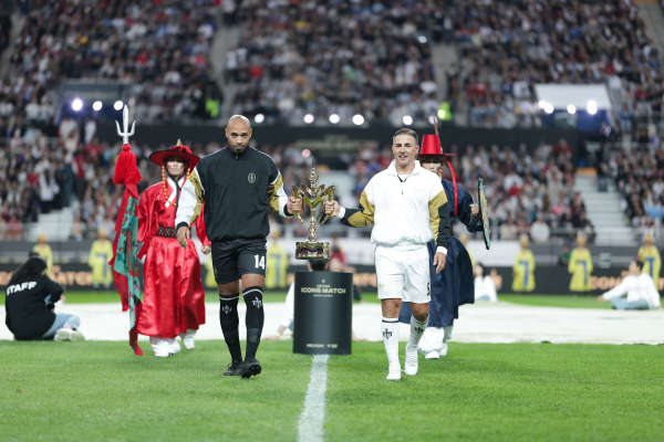 입장하는 앙리(좌)와 칸나바로(우)