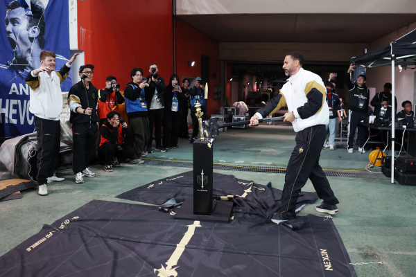 FC 스피어(창)을 파괴하는 세리머니