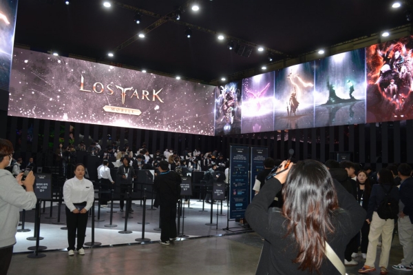 작년 지스타에서 '로스트아크' 모바일 버전인 '로스트아크 모바일' 체험 버전이 전시됐는데, 개장 직후부터 2시간을 기다려야 하는 어마어마한 대기열이 생겼던 기억이 난다.