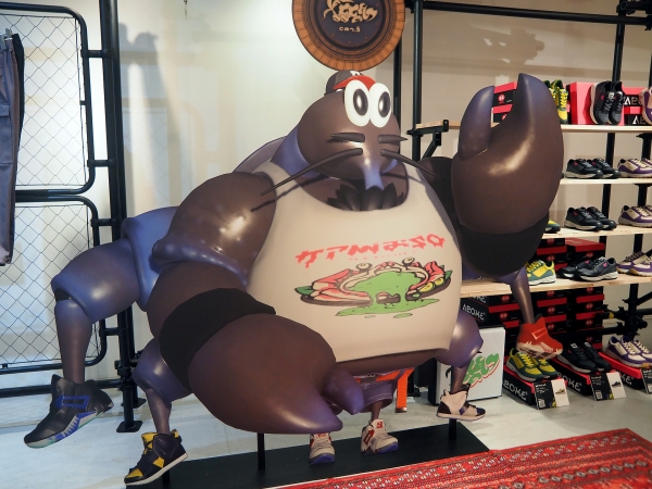 신발 전시 코너에는 구두가게 점장 야시가니의 모습이 보인다. 포토 스팟으로 활용할 수 있다(행사장 내에서는 촬영 OK).