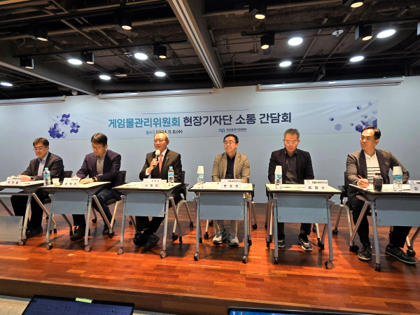 좌로부터 박한흠 정책연구소장, 권혁우 사무국장, 서태건 위원장, 한효민 민원교육센터장, 김범수 자율지원본부장, 김세중 게임물관리본부장