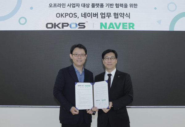 <사진> 네이버 1784에서 이상철 네이버 플레이스사업 부문장(왼쪽)과 오케이포스 김정윤 대표(오른쪽)가 오프라인 사업자 가게 운영 효율화를 위한 업무 협약을 체결했다.