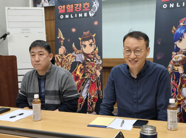 좌로부터 엠게임 공근영 기획팀장, 강영순 본부장