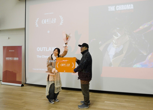 <사진> '네오위즈 어워드 2024’에서 아트상을 수상한 ‘더 크로마: 프롬 더 웨이스트랜드(The Chroma: From the Wasteland)’의 개발자 청강대 김수민 학생과 네오위즈 산하 라운드8 스튜디오 김성진 아트2실 실장이 수상 포즈를 취하고 있다.