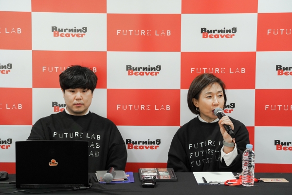 (오른쪽부터)스마일게이트 퓨처랩 재단 백민정 센터장, 황주훈 재단 팀장